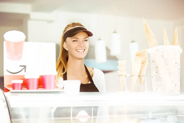 Arbeit in einem Kaffee- und Eisladen — Stockfoto