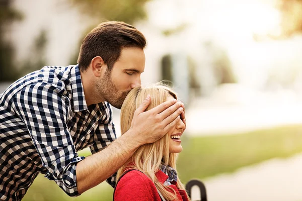 Couple jouissant à l'extérieur — Photo