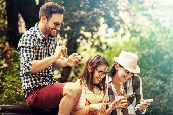 Amigos disfrutando afuera — Foto de Stock