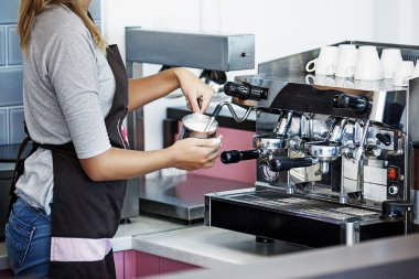 Latte için köpük yapma.