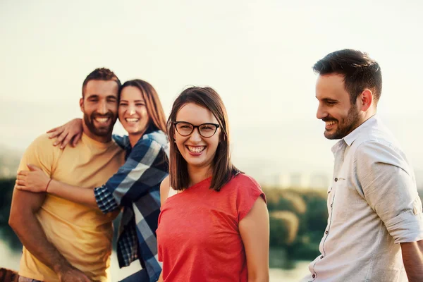 Amigos disfrutando y bebiendo — Foto de Stock