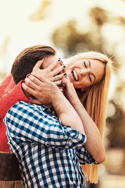 Pareja disfrutando afuera —  Fotos de Stock