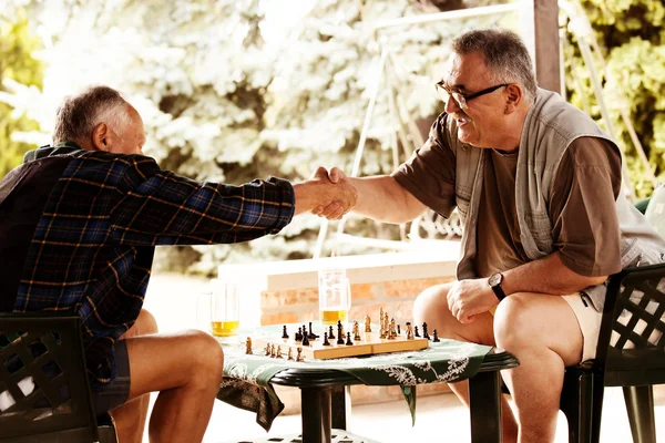 Amigos sênior jogando xadrez — Fotografia de Stock