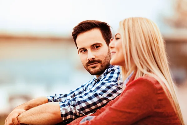 Casal desfrutando fora — Fotografia de Stock