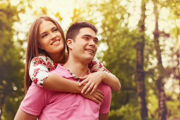 Casal desfrutando fora — Fotografia de Stock