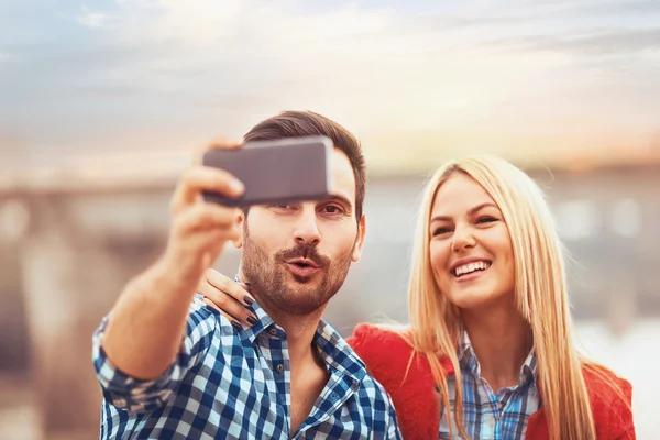 Pareja disfrutando afuera — Foto de Stock