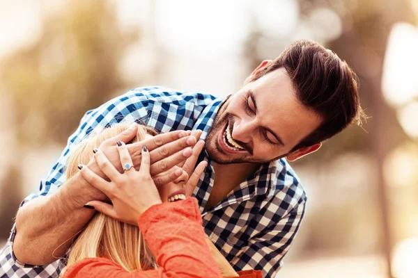 Couple jouissant à l'extérieur — Photo