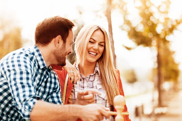 Casal desfrutando fora — Fotografia de Stock