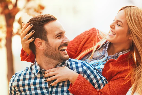 Pareja disfrutando afuera — Foto de Stock