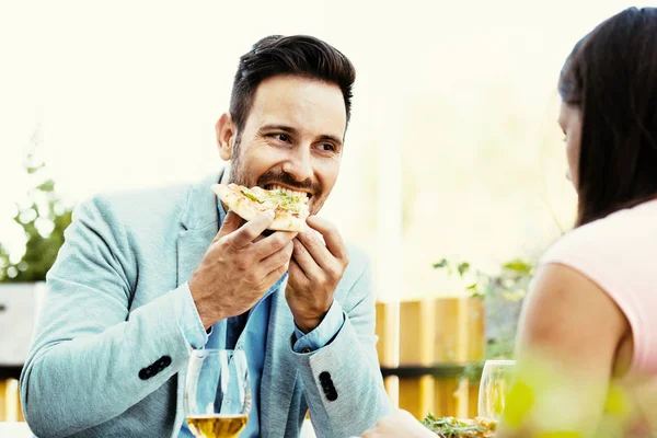 Gelukkige paar eten Pizza — Stockfoto