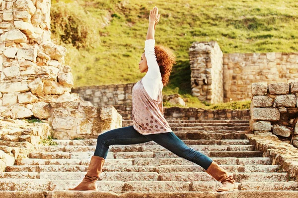 Postura de yoga en las escaleras — Foto de Stock