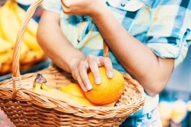 Kavram kapatın. Portakal ve muz satın alma. 