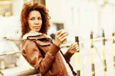 Genç bayan otobüs bekliyor.