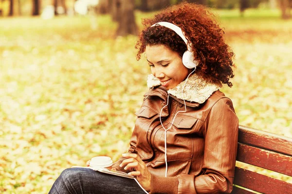 Young woman enjoying autumn. — Stock Photo, Image