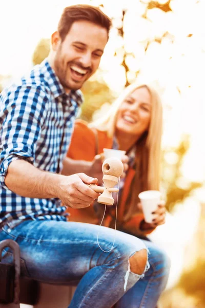 Couple jouissant à l'extérieur — Photo