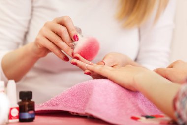 Fırçalama çivi. Yakın çekim.