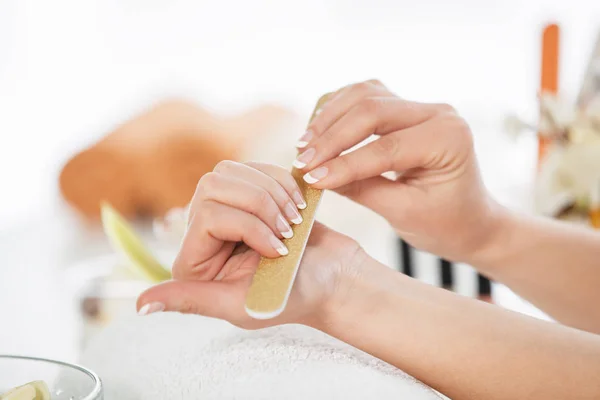 Genieten van Frans Manicure in Spa. — Stockfoto