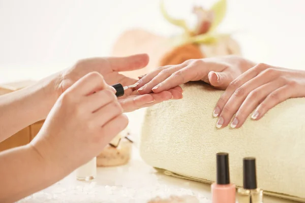 Ciesząc się francuski Manicure — Zdjęcie stockowe