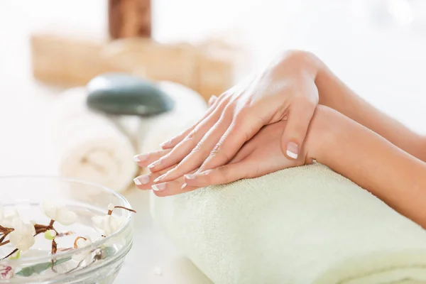 Mulher no Spa Desfrutando de Manicure Francês . — Fotografia de Stock