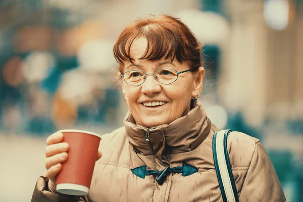 Senior woman in the city — Stock Photo, Image