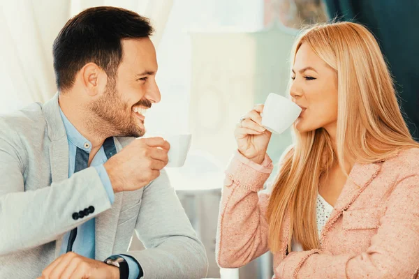 Restoranda iş toplantısı.