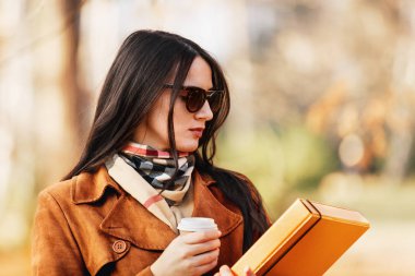 Sıcak bir içecek parkta sahip