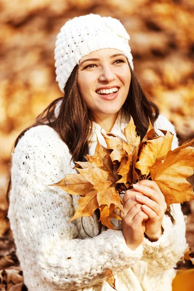 Genieten van de herfst. Mooie meid. — Stockfoto