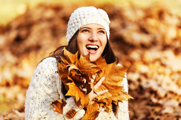 Genieten van de herfst. Mooie meid. — Stockfoto