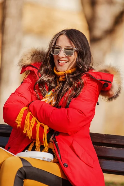 Jonge vrouw in het park — Stockfoto