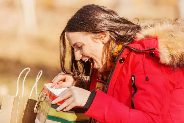 Giovane donna godendo autunno — Foto Stock