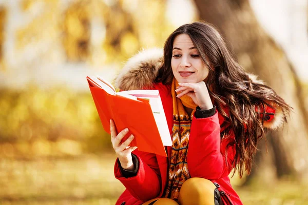 Enjoying Reading Book in the Park — Stock Photo, Image
