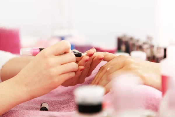 Eliminación de esmalte de uñas. De cerca. . —  Fotos de Stock