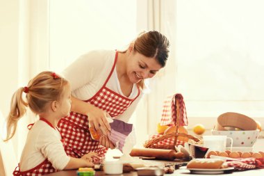 Kalite aile zaman harcama. Kek pişirme. 