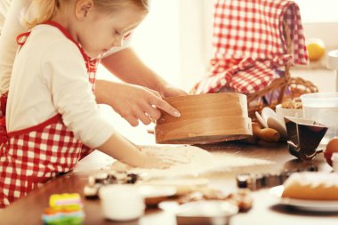 Kalite aile zaman harcama. Kek pişirme. 