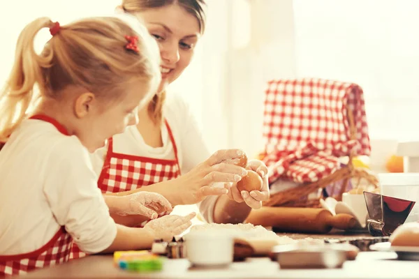 Spending Quality Family Time. Baking Cakes. — Stock Photo, Image