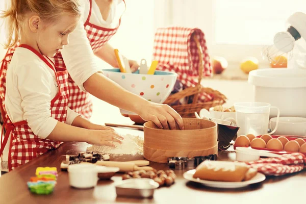 Kwaliteit familie tijd doorbrengen. Taarten bakken. — Stockfoto