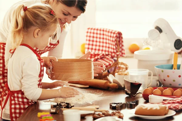 Kwaliteit familie tijd doorbrengen. Taarten bakken. — Stockfoto