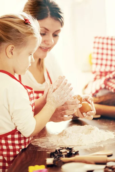 Kwaliteit familie tijd doorbrengen. Taarten bakken. — Stockfoto