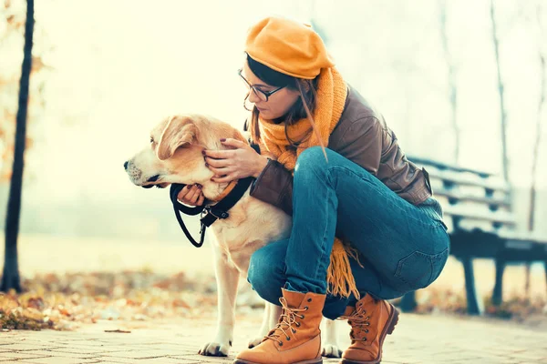 Freunde genießen Park — Stockfoto