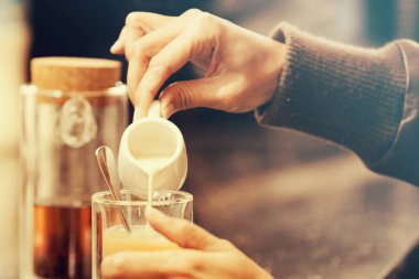 Kavram kapatın. Barda kadın. 