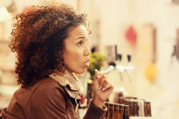 Mujer joven en el bar — Foto de Stock