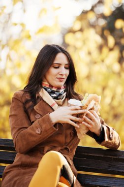 Park.Sunny sonbahar gün öğle yemeği molası.