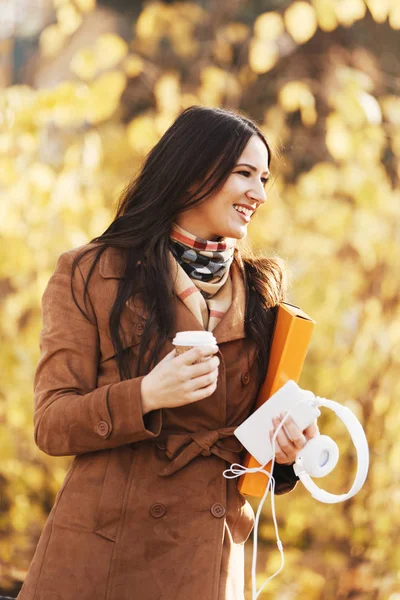 Jonge vrouw genieten van herfst — Stockfoto