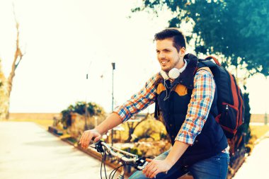 genç adam binicilik bisiklet
