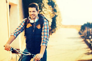 genç adam binicilik bisiklet