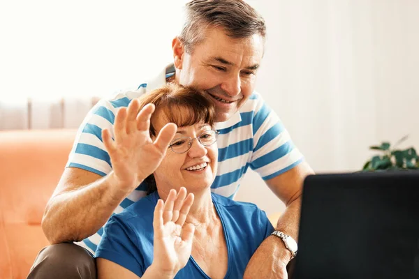 Coppia anziana utilizzando il computer portatile — Foto Stock