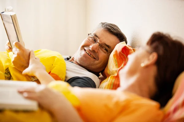 Seniorenpaar liest Bücher — Stockfoto