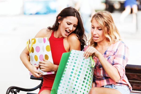 Mujeres disfrutando de compras —  Fotos de Stock