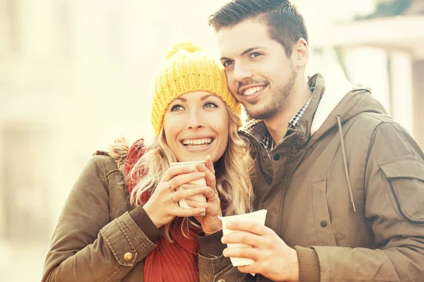 Счастливая пара с горячим напитком — стоковое фото