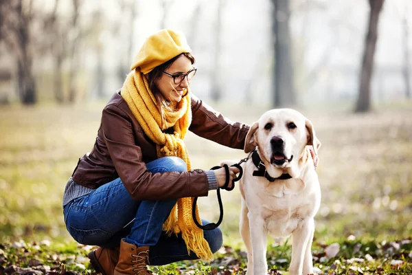 Amici godendo parco — Foto Stock